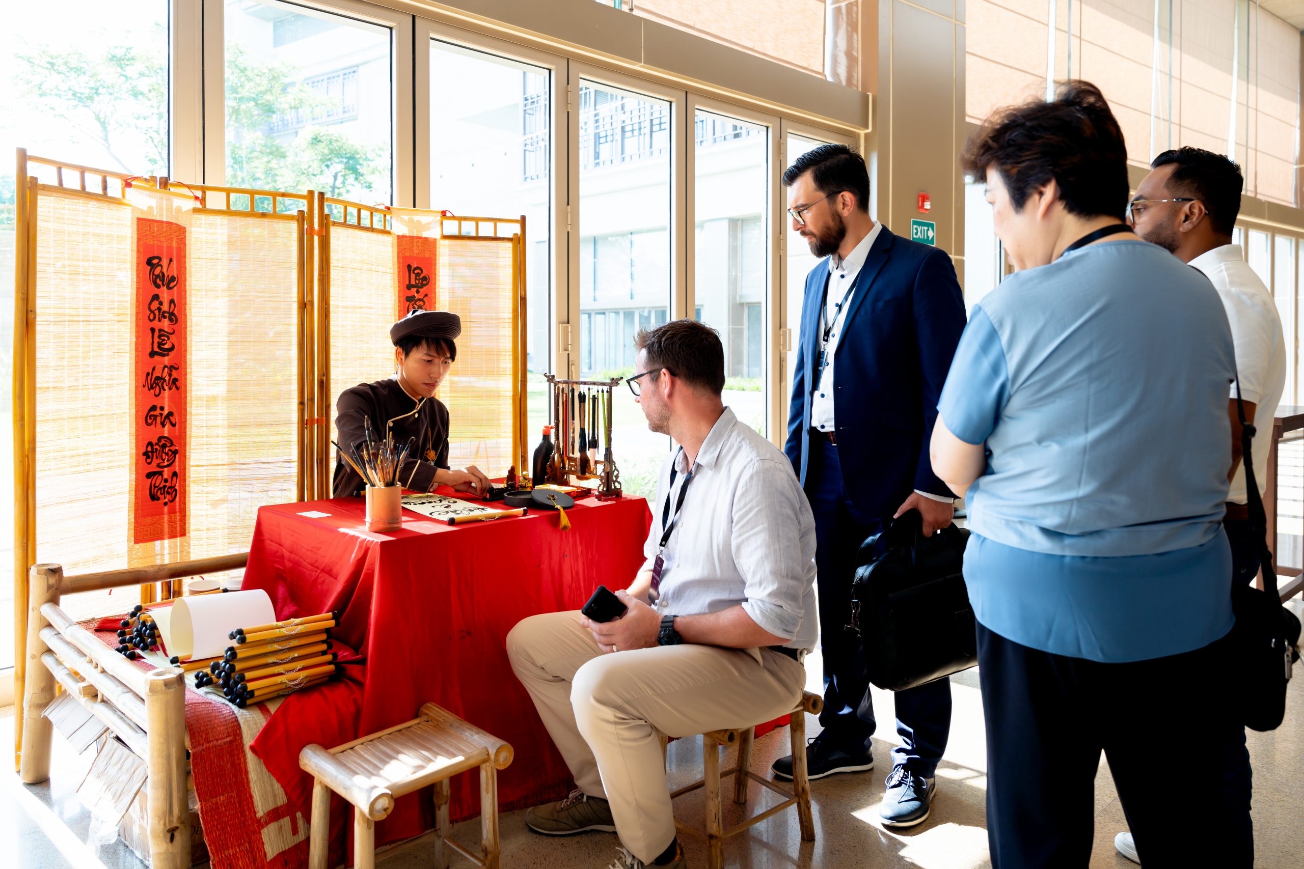 DỊCH VỤ VIẾT THƯ PHÁP – ÔNG ĐỒ SỰ KIỆN