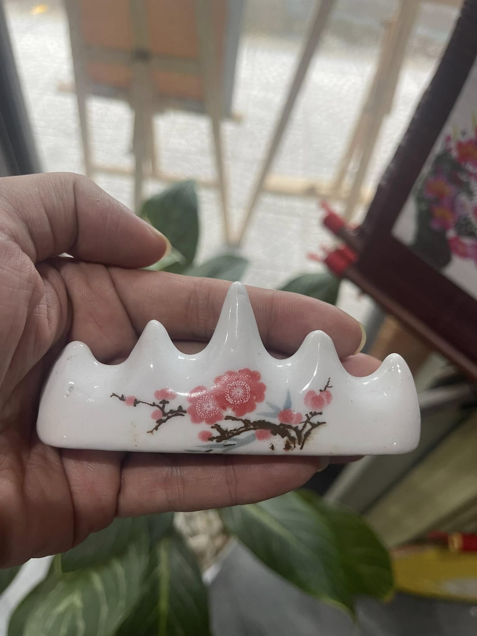 Gác bút sứ hoa đào thư pháp, thư họa